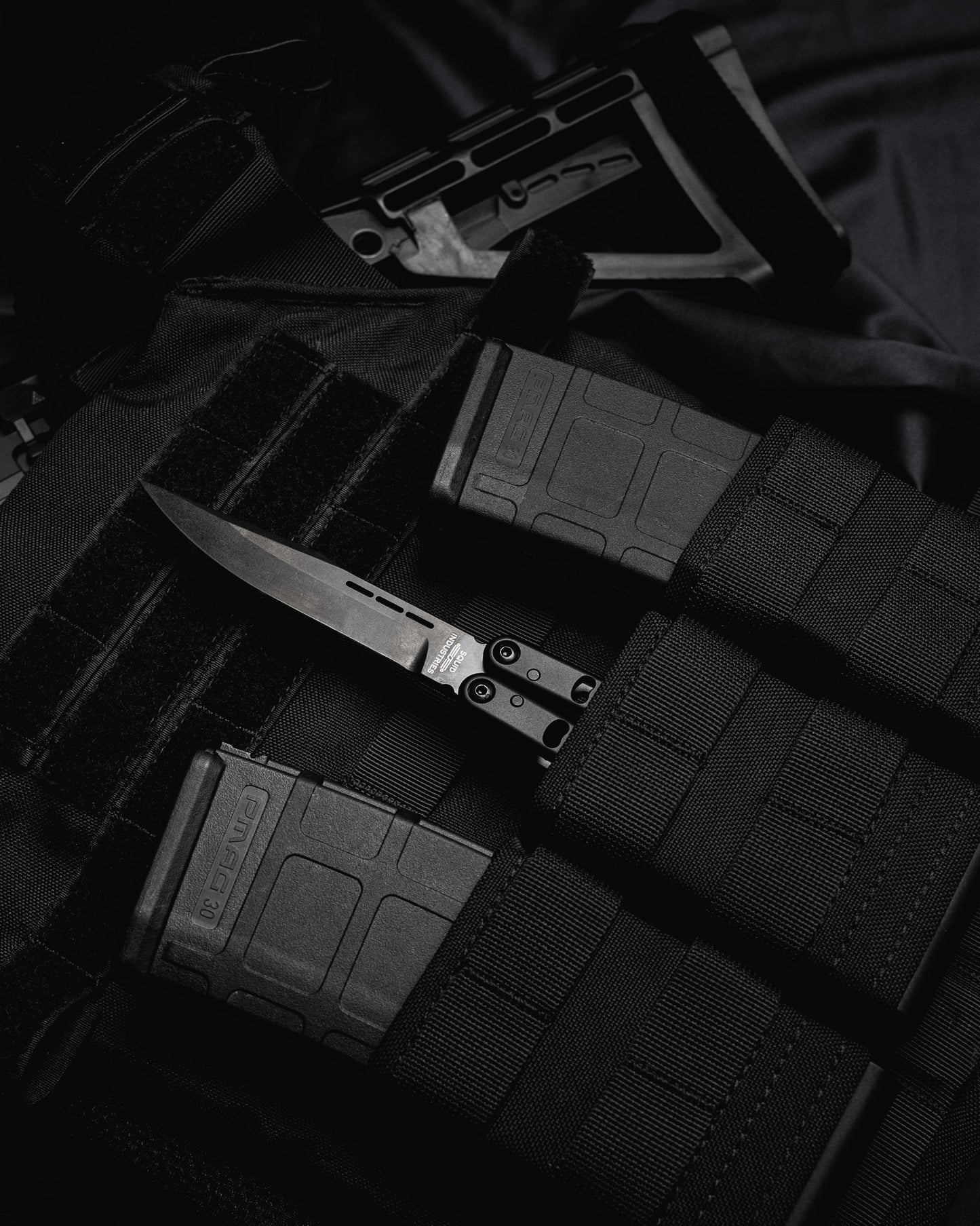 DLC Mako Harpoon place between two ammo mags on vest all black color 