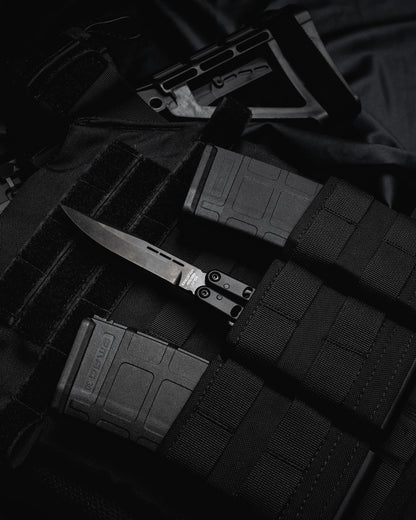 DLC Mako Harpoon place between two ammo mags on vest all black color 