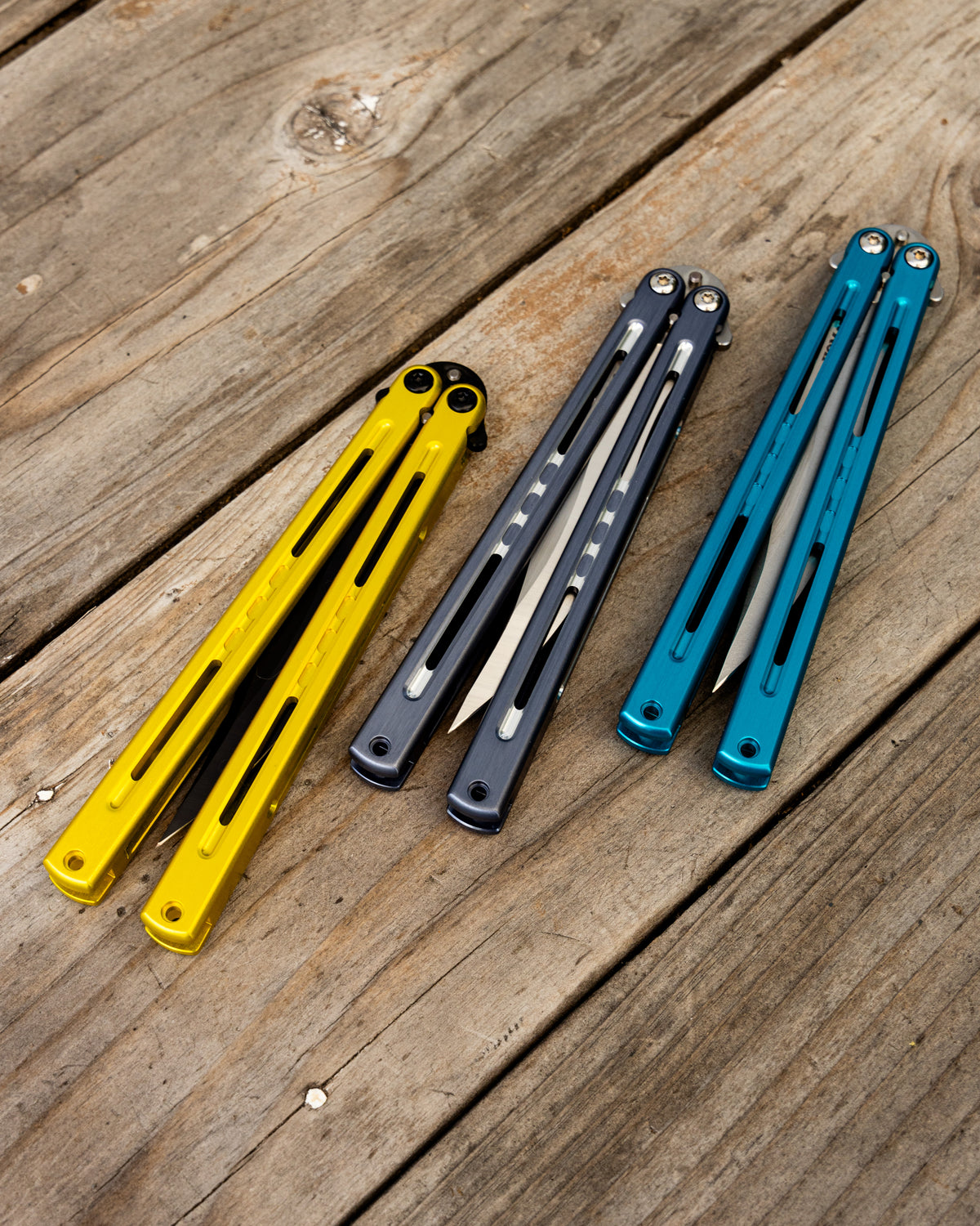 Gold DLC, Dual tone, teal mutalisk close position on wooden bench