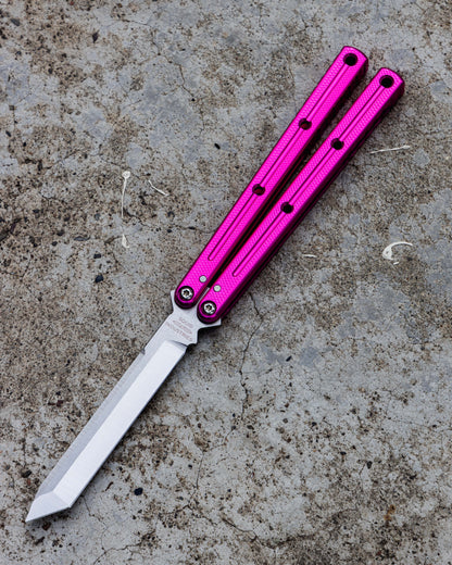 hit pink tanto krake raken opened on rocky background