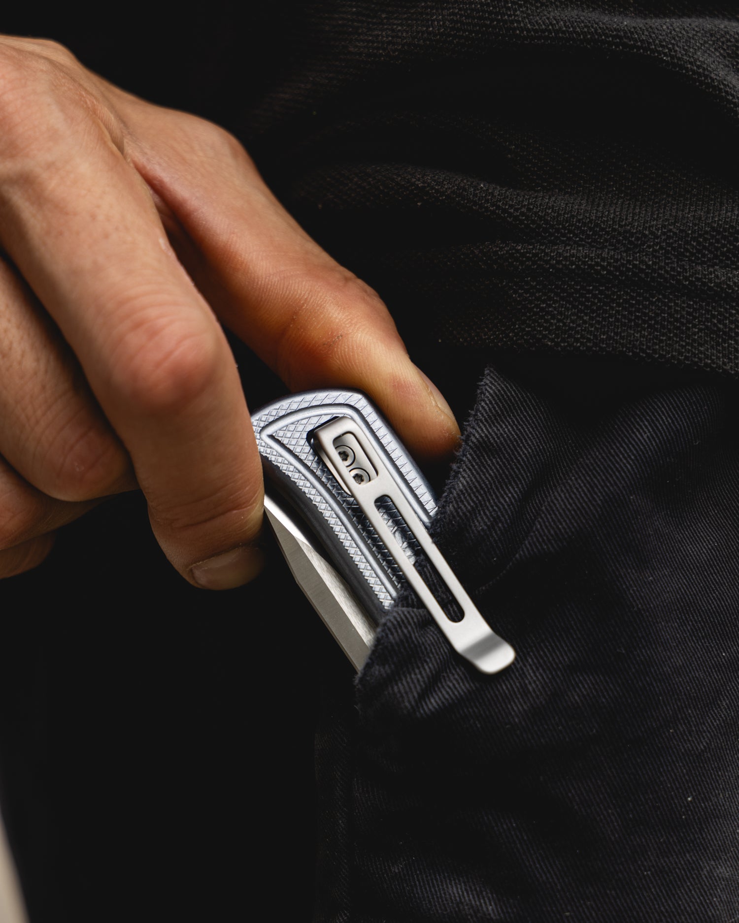 surf with pocket clip being used on black jeans