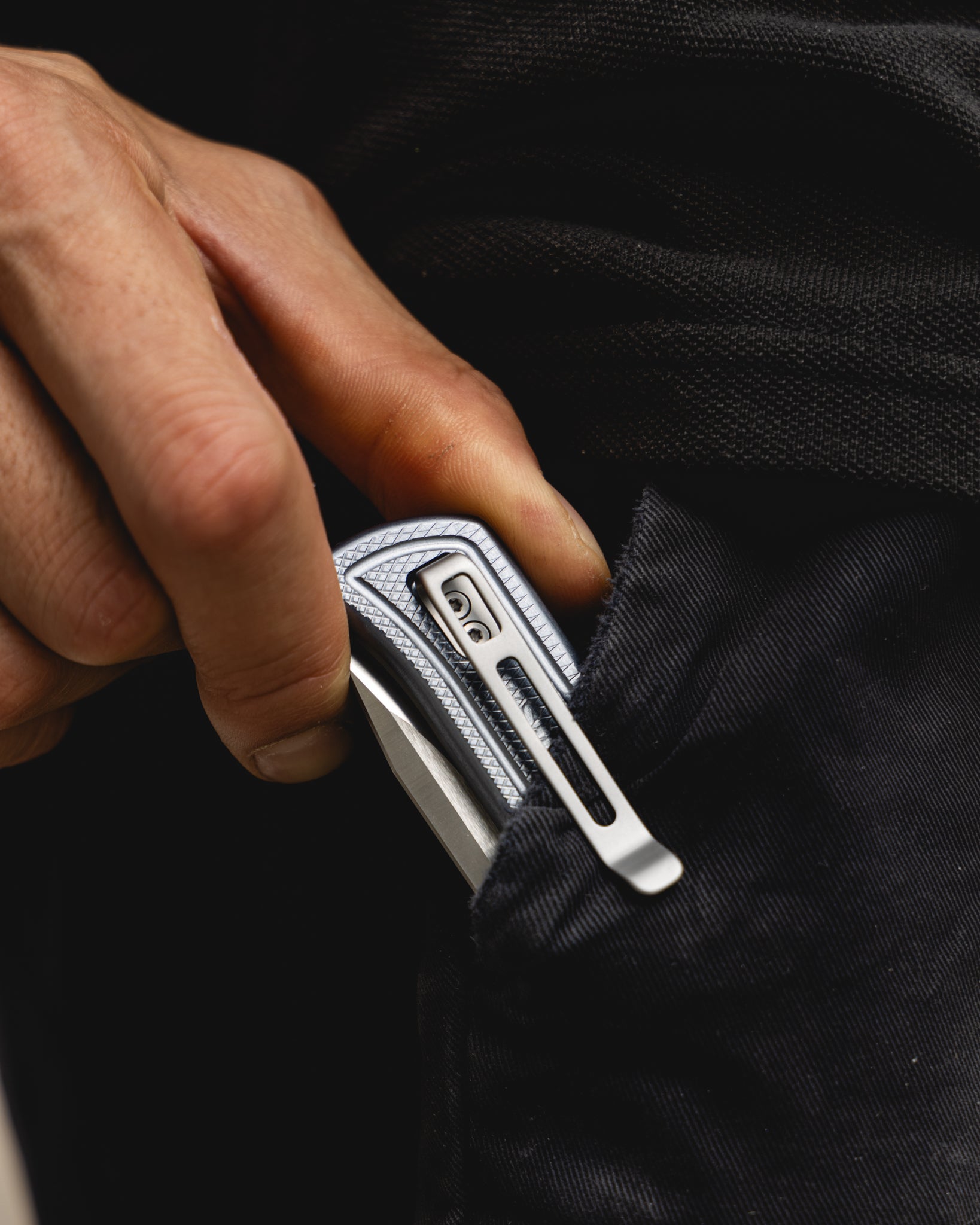 surf with pocket clip being used on black jeans