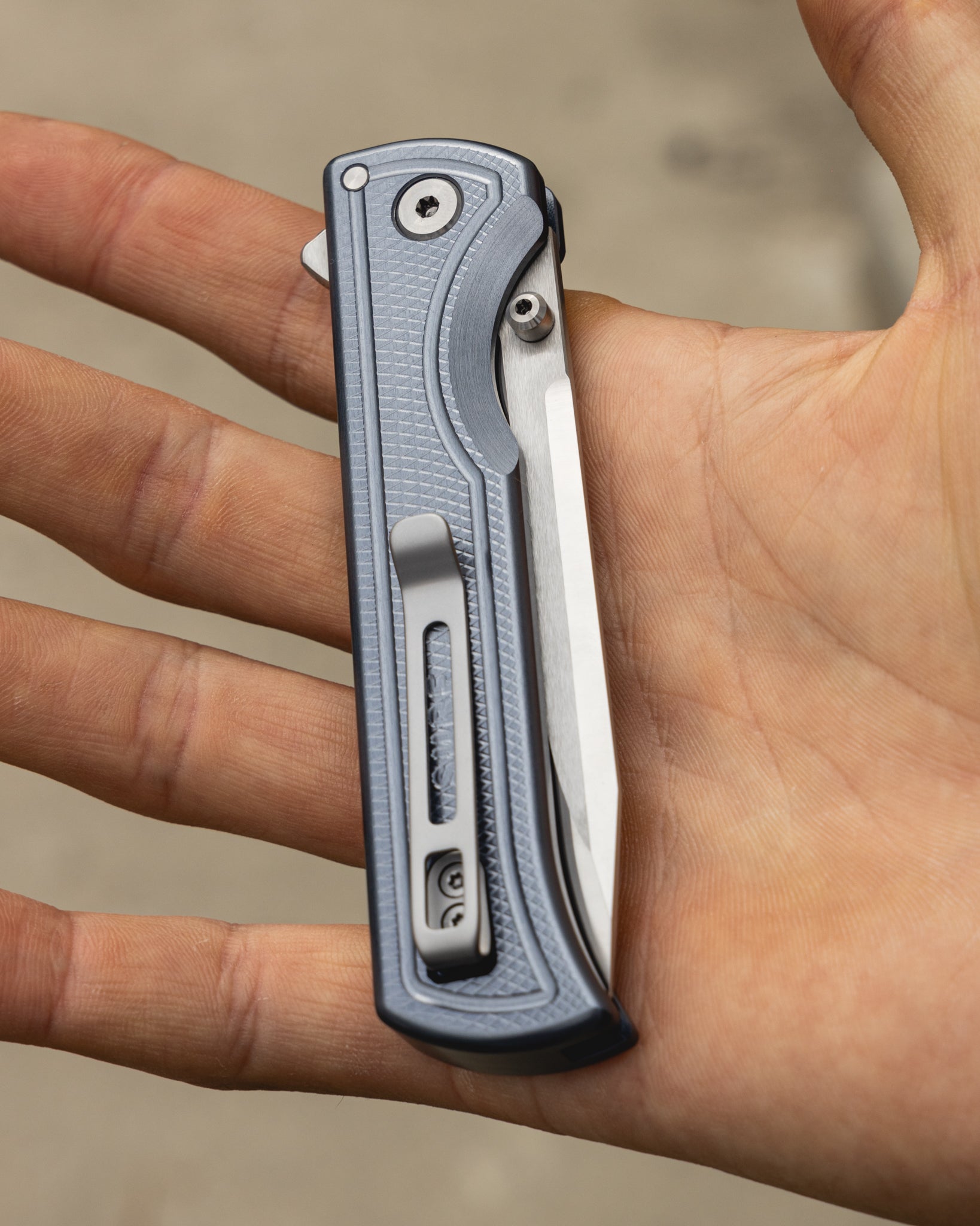 surf in close position on hand